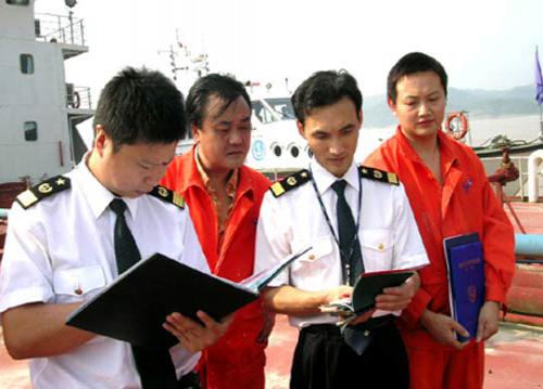 威海海事重察危險品碼頭安全和防污工作